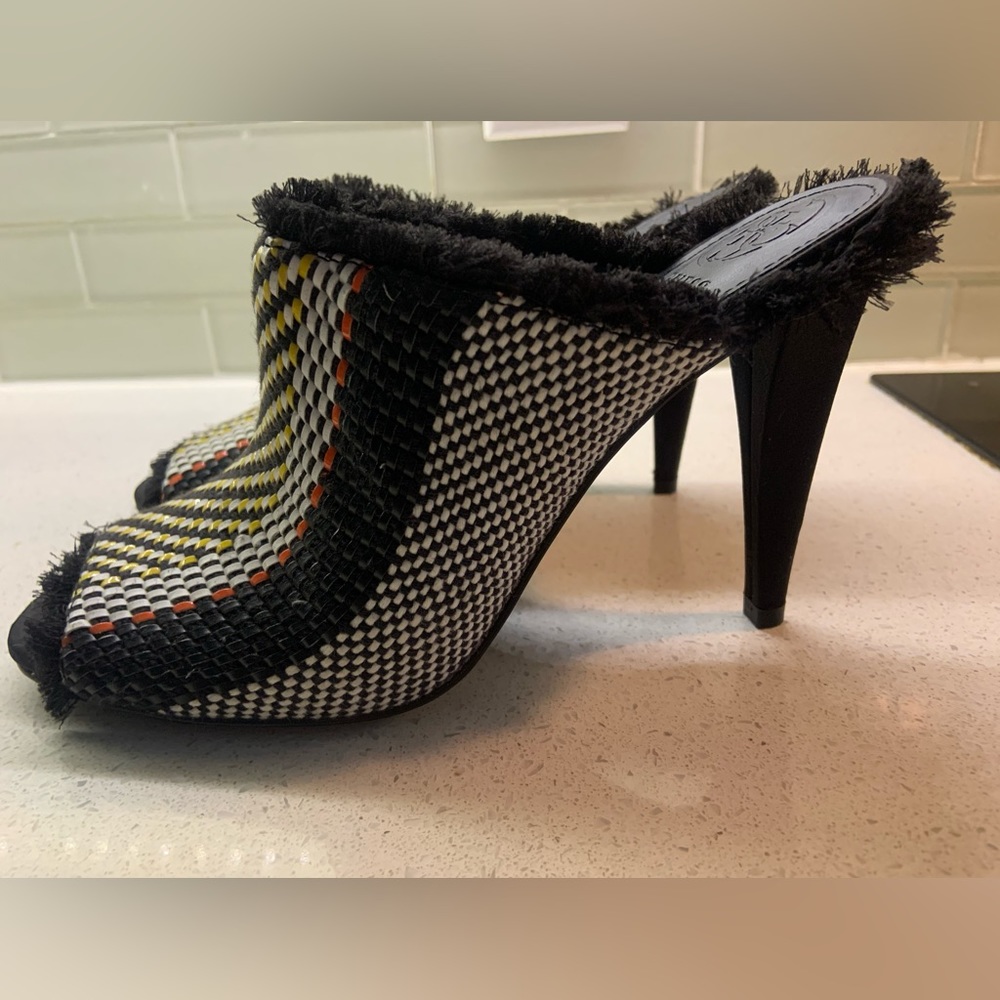 NEW Guess open toe